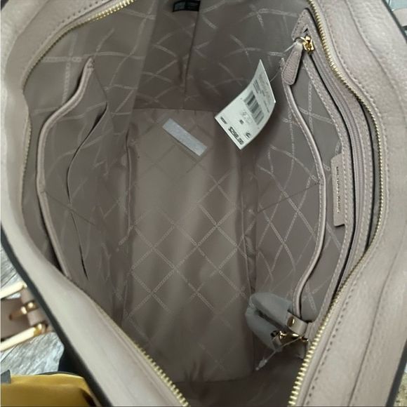 💗💗 New MK aria large leather tote - Picture 10 of 16